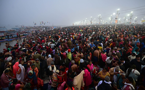 Im Zentrum stehen rituelle Waschungen. - Foto: Prabhat Kumar Verma/ZUMA Press Wire/dpa