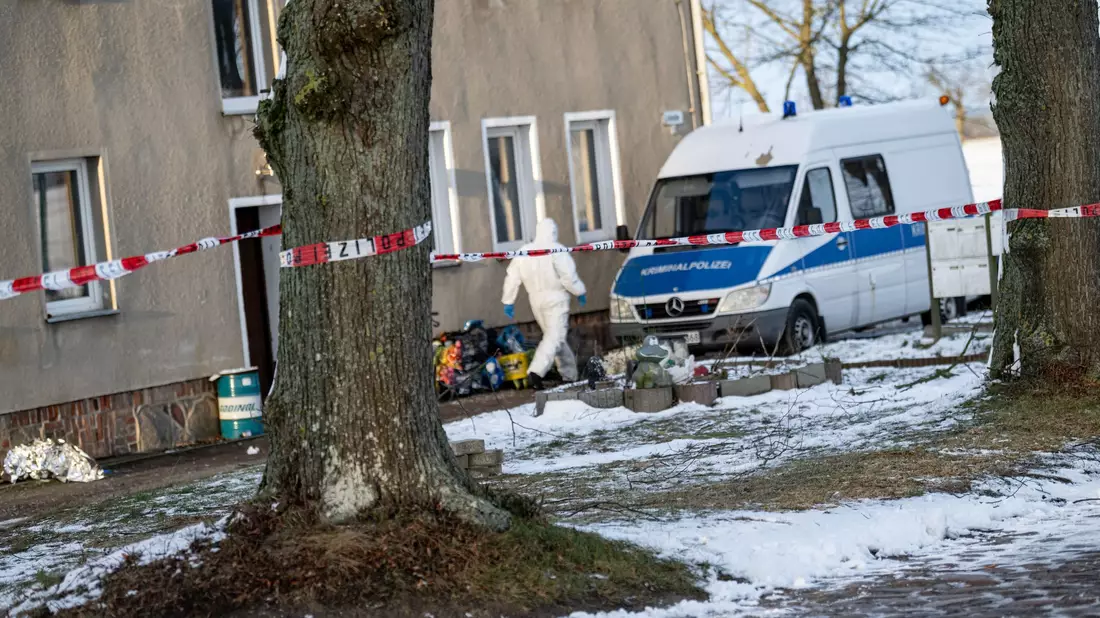 Großeinsatz in einem kleinen Dorf in der Uckermark: Die Polizei muss ein Gewaltverbrechen aufklären. - Bild: Fabian Sommer/dpa