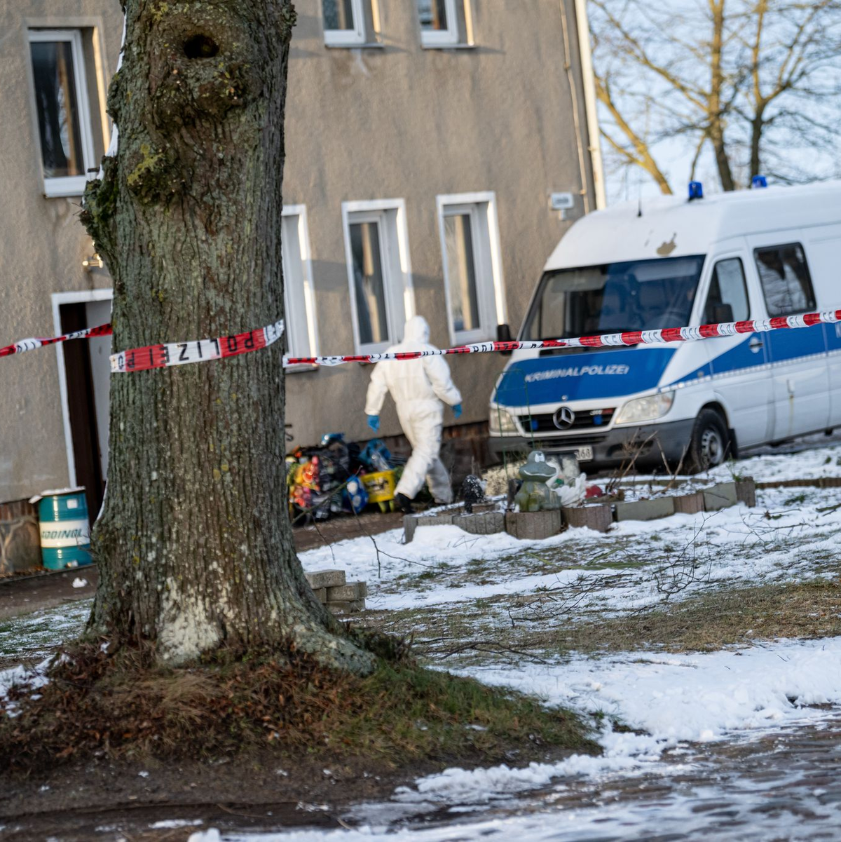 Großeinsatz in einem kleinen Dorf in der Uckermark: Die Polizei muss ein Gewaltverbrechen aufklären. - Foto: Fabian Sommer/dpa