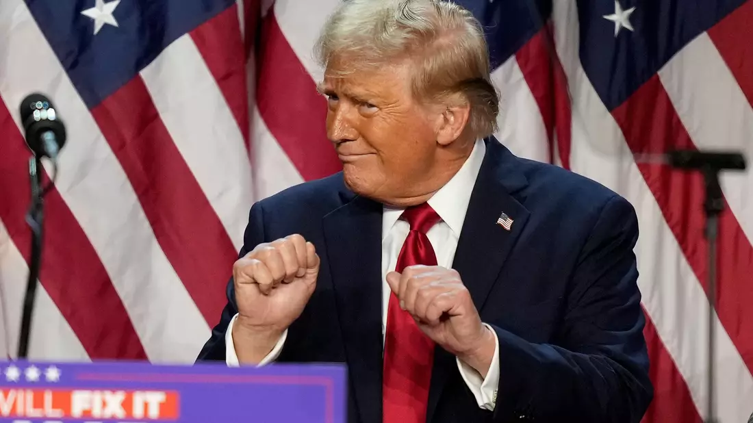 Trump tanzt bei seiner Wahlparty in Mar-a-Lago am 6. November 2024. (Archivbild) - Bild: Alex Brandon/AP