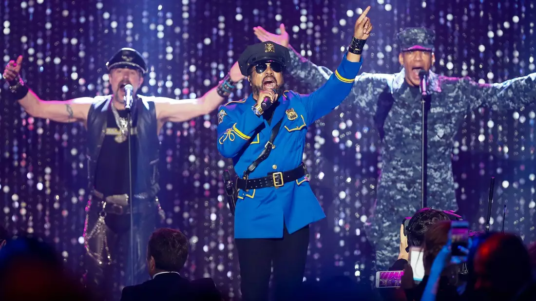 Die Village People bei einem Konzert in Cannes im Jahr 2016. (Archivbild) - Bild: picture alliance / dpa