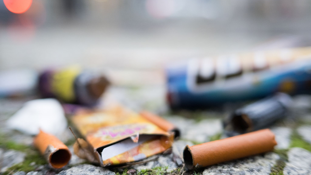 Laut einer neuen Umfrage ist die Mehrheit der Deutschen für ein bundesweites Böllerverbot. (Archivfoto) - Foto: Sebastian Gollnow/dpa