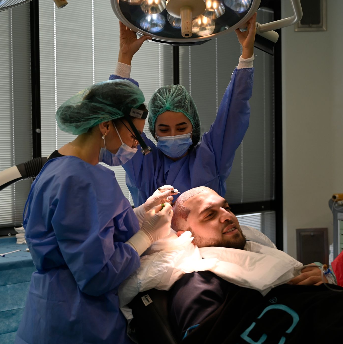 Aydin Kesti sagt, er lasse sich die Haare für sein Ego machen. - Foto: Anne Pollmann/dpa