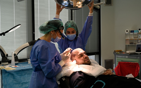 Aydin Kesti sagt, er lasse sich die Haare für sein Ego machen. - Foto: Anne Pollmann/dpa