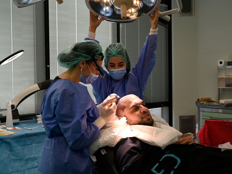 Aydin Kesti sagt, er lasse sich die Haare für sein Ego machen. - Foto: Anne Pollmann/dpa