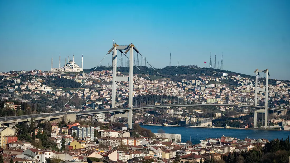 Schätzungsweise 5.000 Kliniken für Haartransplantationen gibt es in Istanbul. (Archivbild) - Bild: Yasin Akgul/dpa