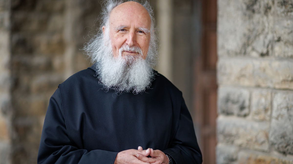 Der Mönch Anselm Grün Anfang Januar 2025 in der Abtei Münsterschwarzach. - Foto: Daniel Karmann/dpa