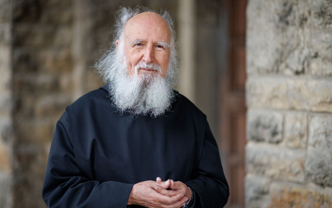 Der Mönch Anselm Grün Anfang Januar 2025 in der Abtei Münsterschwarzach. - Foto: Daniel Karmann/dpa