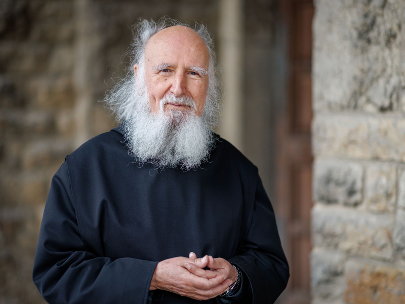 Der Mönch Anselm Grün Anfang Januar 2025 in der Abtei Münsterschwarzach. - Foto: Daniel Karmann/dpa