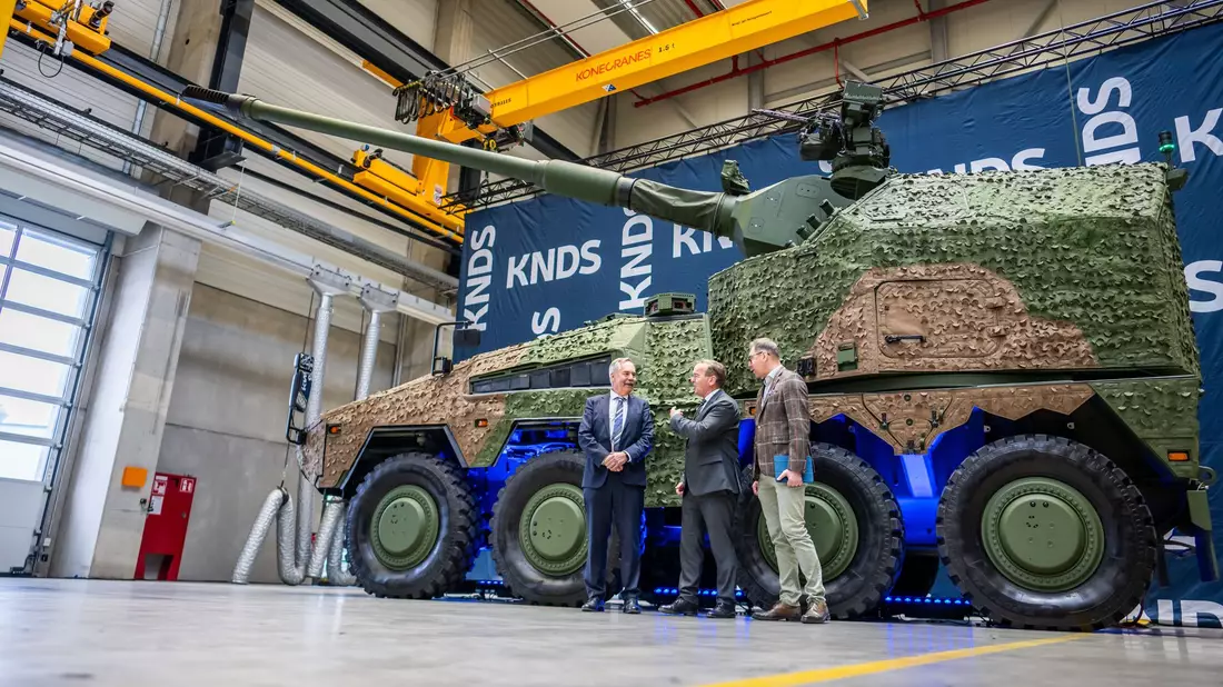 Abgemacht ist, dass die Ukraine 54 neue deutsche Radhaubitzen erhält. - Bild: Michael Kappeler/dpa