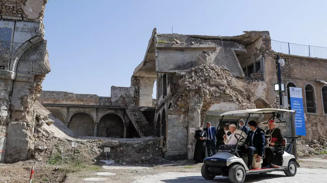 Papst Franziskus geriet im Irak nach eigenen Angaben ins Visier von zwei Attentätern. (Archivbild) - Bild: Andrew Medichini/AP/dpa