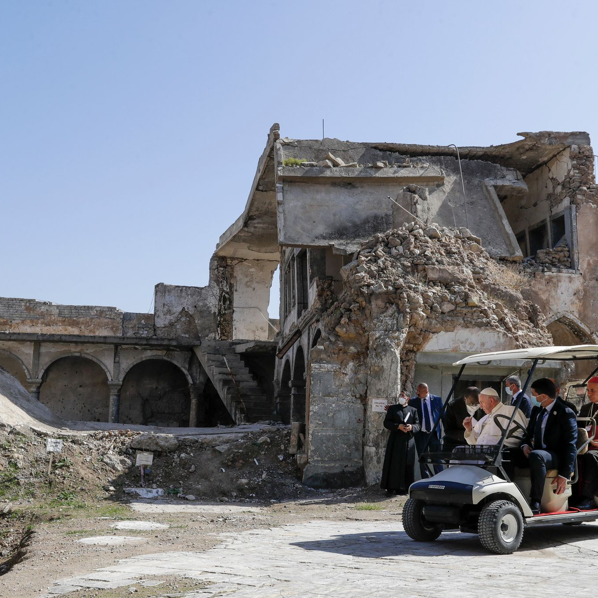 Papst Franziskus geriet im Irak nach eigenen Angaben ins Visier von zwei Attentätern. (Archivbild) - Foto: Andrew Medichini/AP/dpa