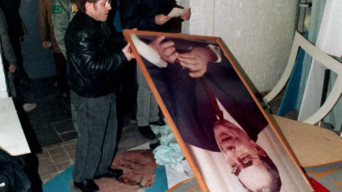 Die Bilder der einst Mächtigen, darunter der damals schon verstorbene Sowjetführer Leonid Breschnew und der ehemalige DDR-Staatschef Erich Honecker, standen bei den Demonstranten am 15. Januar 1990 nicht mehr hoch im Kurs. (Archivbild) - Bild: picture alliance / dpa