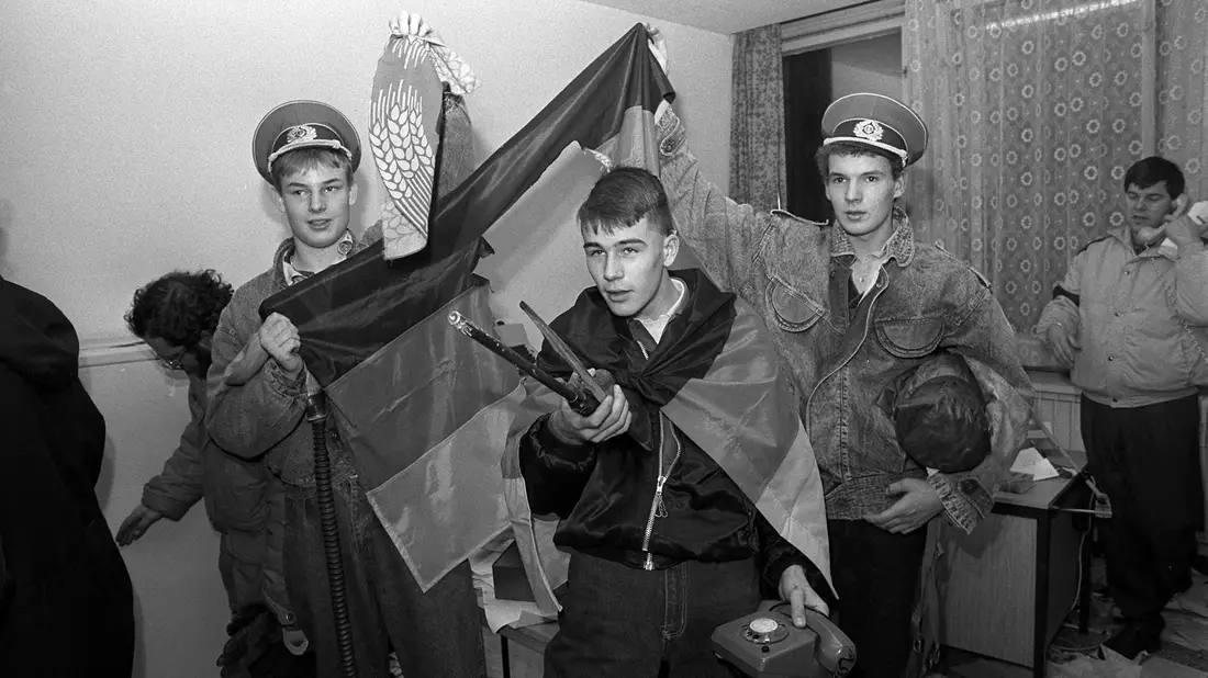 DDR-Insignien - für die Besetzer der Stasi-Zentrale nur noch Ironie. (Archivbild). - Bild: Peter Kneffel/dpa
