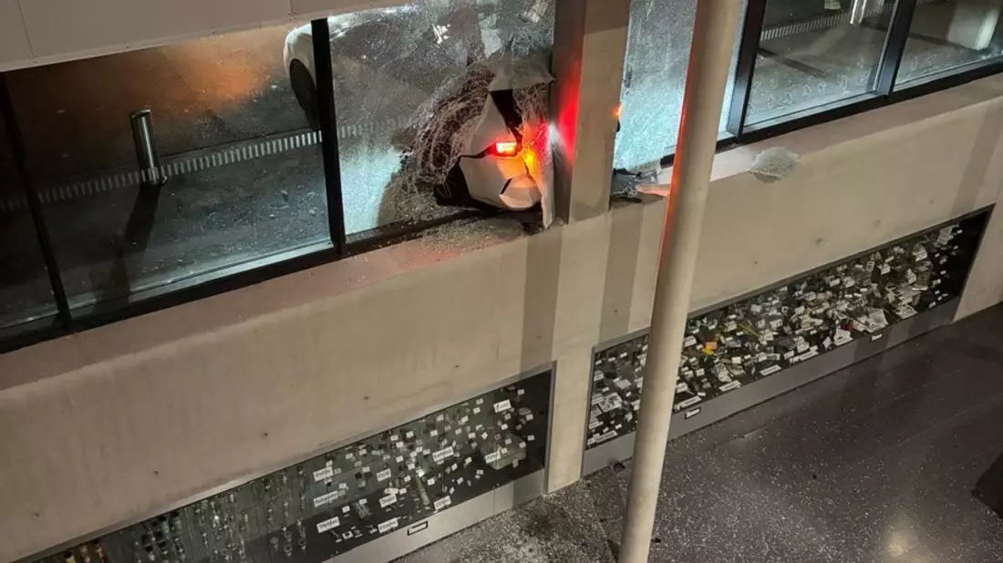 FW Dresden: PKW prallt gegen Glasfassade der TU Dresden - Fahrerin unverletzt - Bild: presseportal.de