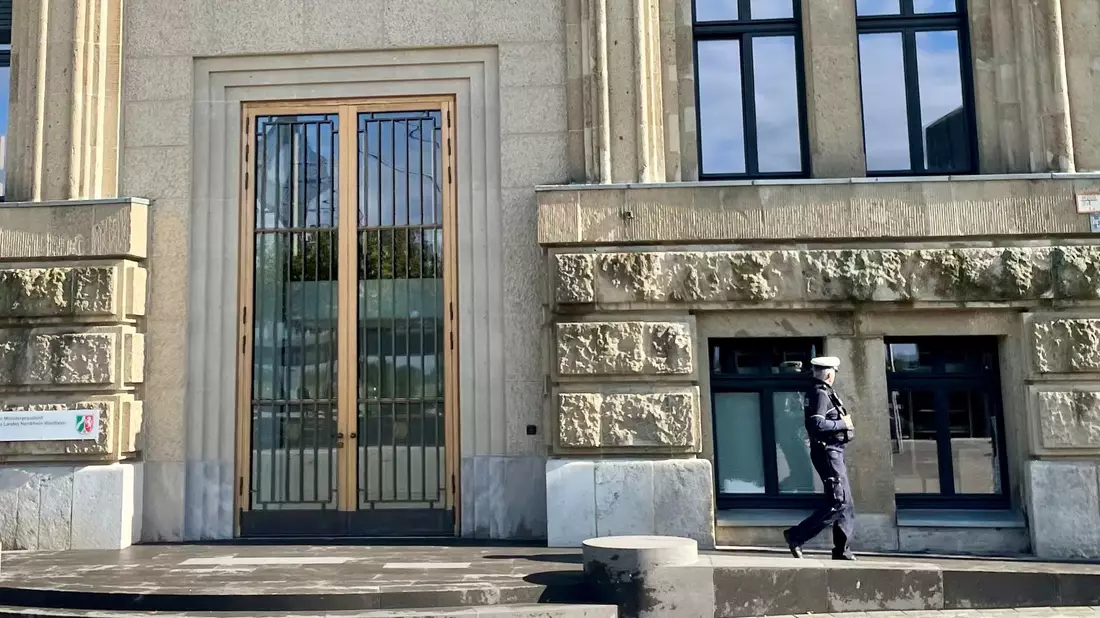 Ein Polizist geht an der Staatskanzlei entlang (Archivfoto) - Bild: Oliver Auster/dpa