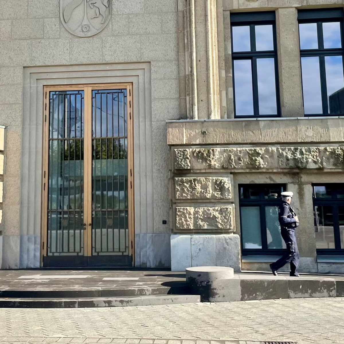 Ein Polizist geht an der Staatskanzlei entlang (Archivfoto) - Foto: Oliver Auster/dpa