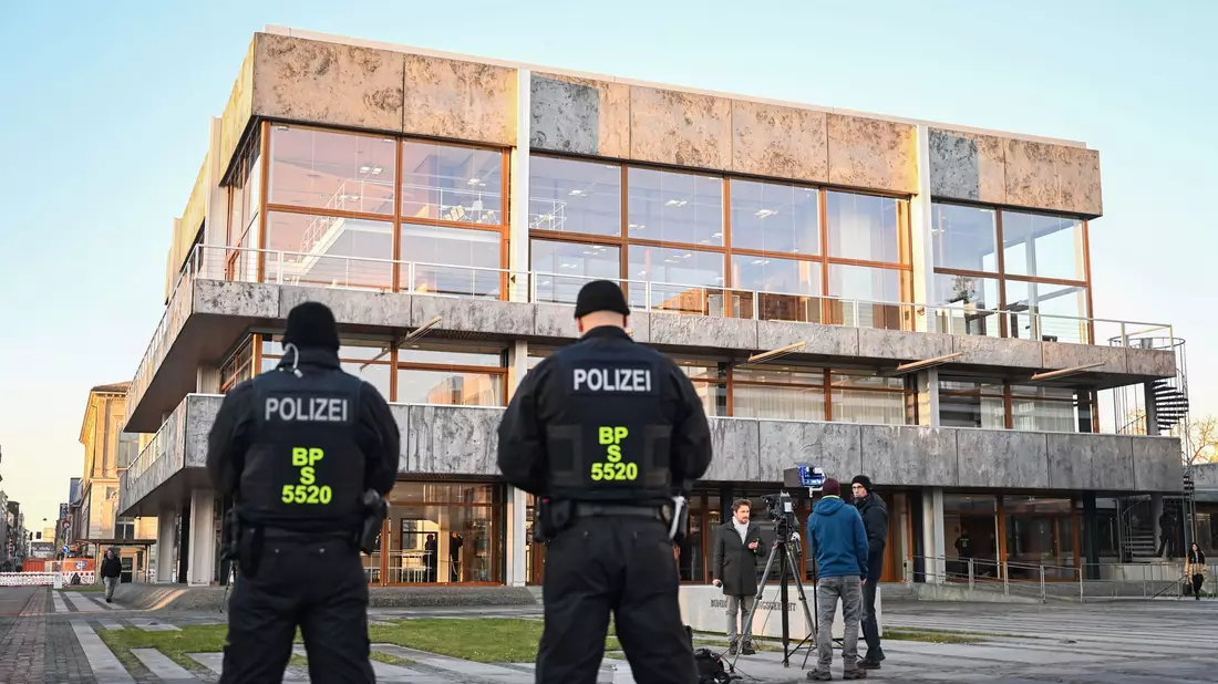 Das Bundesverfassungsgericht gab Bremen im Streit um die Beteiligung an den Polizeikosten für Hochrisikospiele recht. - Bild: Uli Deck/dpa