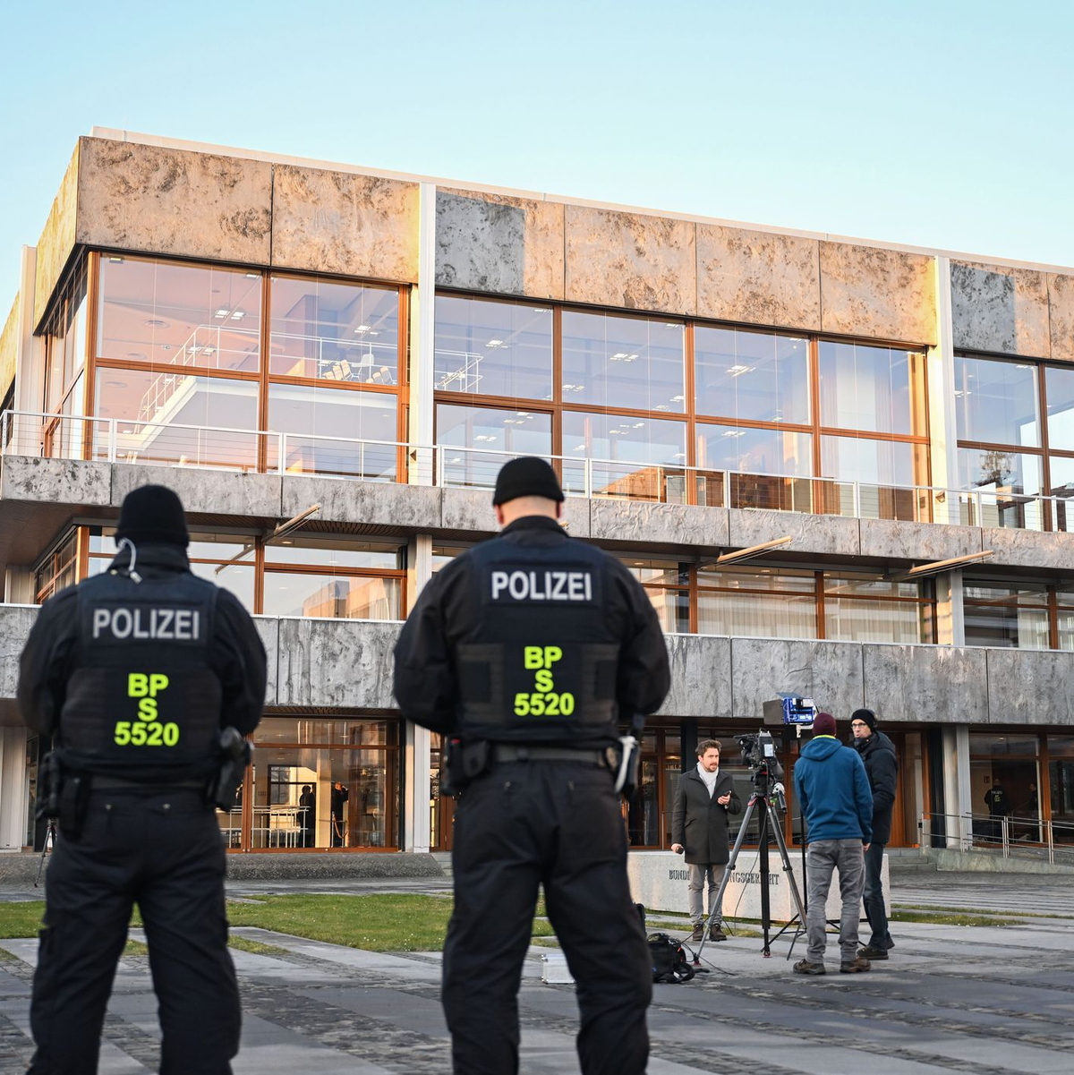 Das Bundesverfassungsgericht gab Bremen im Streit um die Beteiligung an den Polizeikosten für Hochrisikospiele recht. - Foto: Uli Deck/dpa