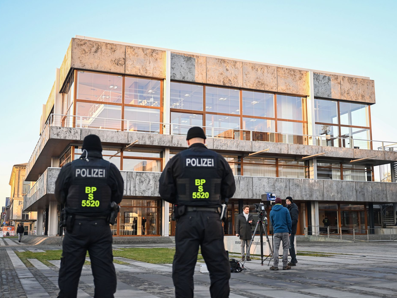 Das Bundesverfassungsgericht gab Bremen im Streit um die Beteiligung an den Polizeikosten für Hochrisikospiele recht. - Foto: Uli Deck/dpa