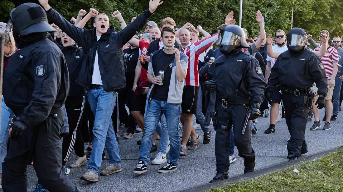 Fan-Organisationen kritisieren das Urteil des Bundesverfassungsgerichts. - Bild: Georg Wendt/dpa