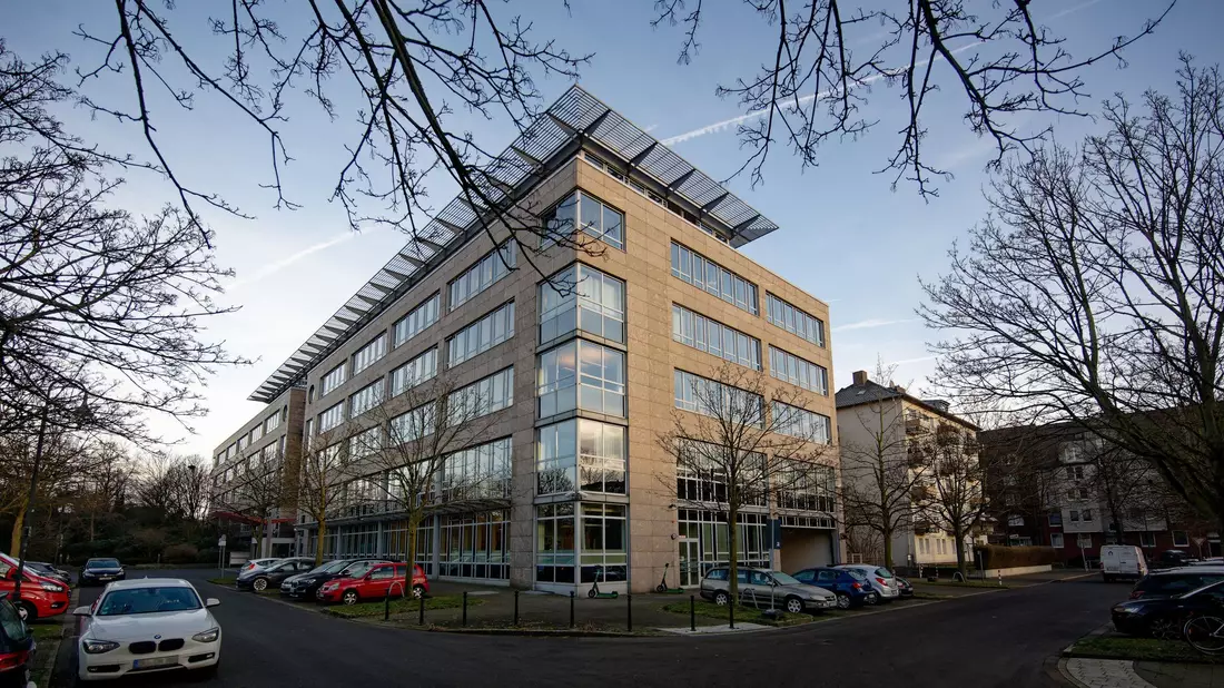 Auch in der Düsseldorfer BLB-Zentrale gab es eine Razzia - Bild: Henning Kaiser/dpa