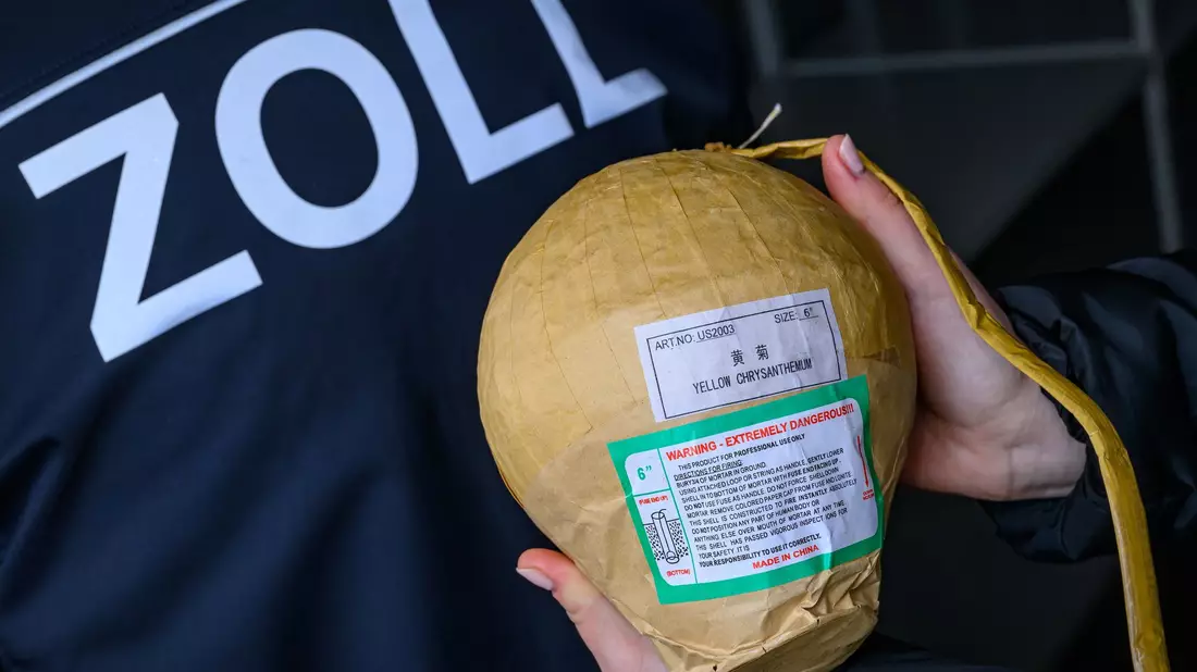 Kugelbomben werden regelmäßig vom Zoll beschlagnahmt. - Bild: Patrick Pleul/dpa