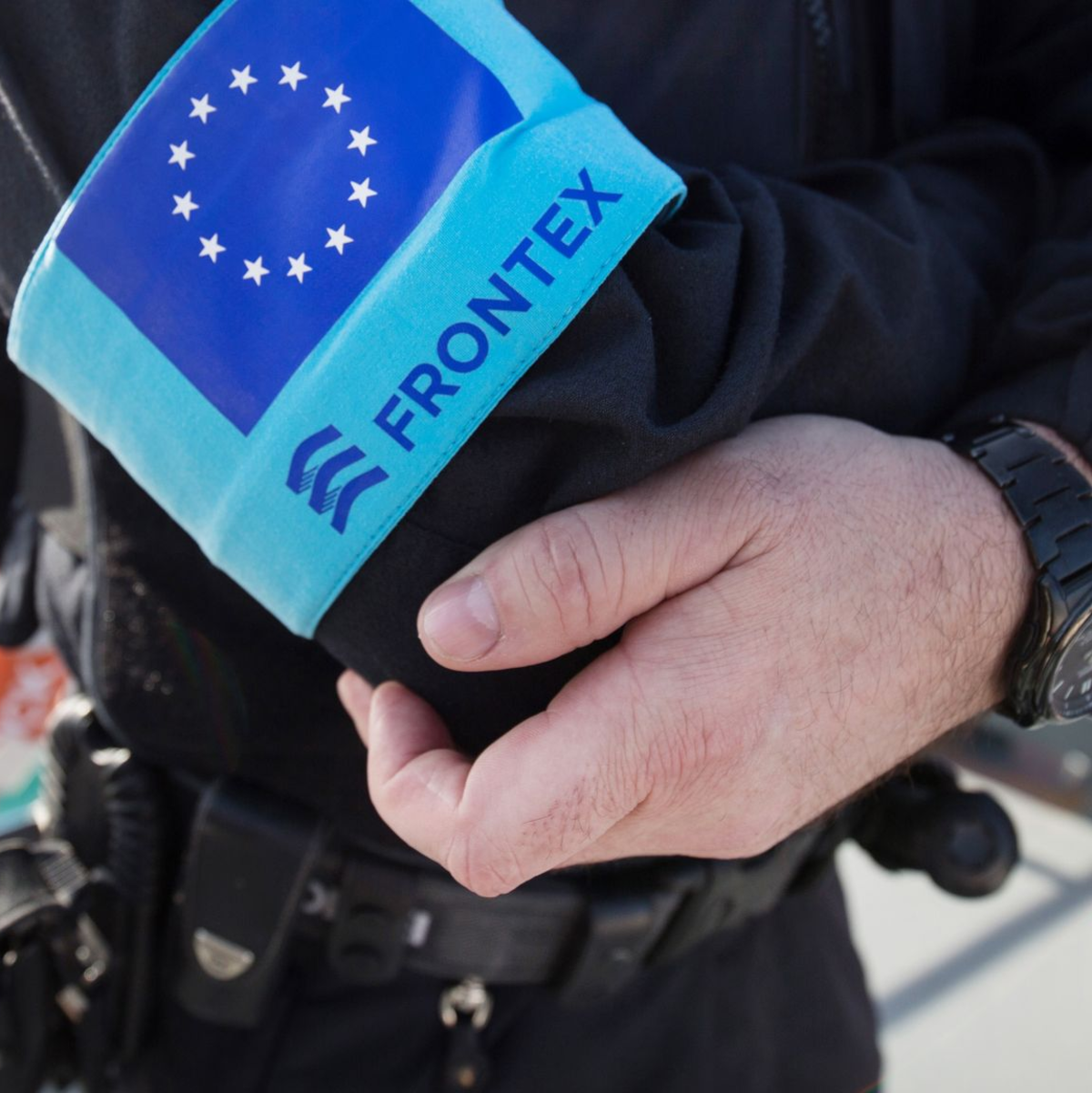 Ein Beamter der EU-Grenzschutzagentur Frontex, die 2024 deutlich weniger unerlaubte Grenzübertritte registriert hat als im Vorjahr. (Archivbild) - Foto: Christian Charisius/dpa