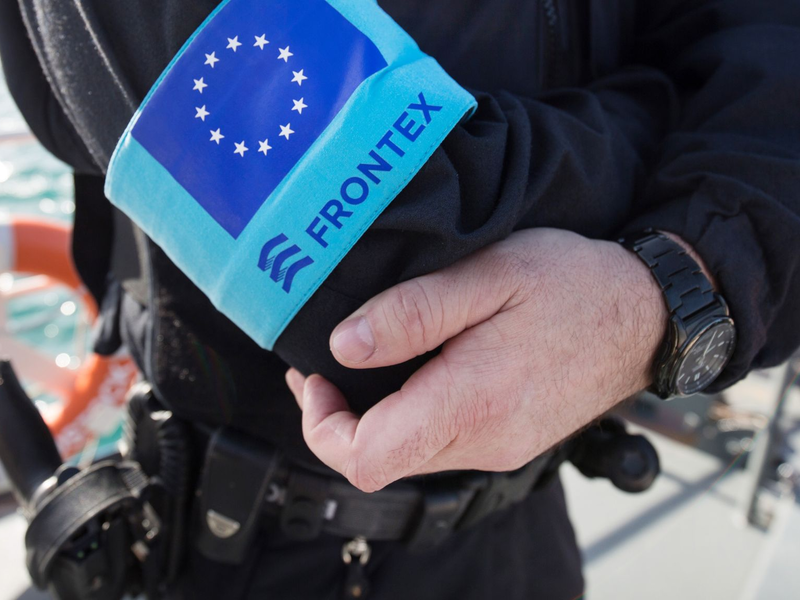 Ein Beamter der EU-Grenzschutzagentur Frontex, die 2024 deutlich weniger unerlaubte Grenzübertritte registriert hat als im Vorjahr. (Archivbild) - Foto: Christian Charisius/dpa