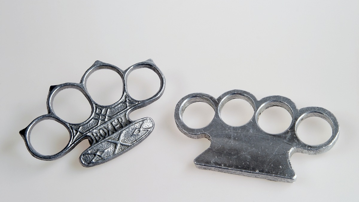 HZA-K: Ein Hundewelpen, zwei Schlagringe und 3.200 Zigaretten / Kölner Zoll vereitelt Schmuggelversuche am Flughafen - Foto: presseportal.de