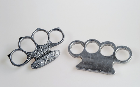 HZA-K: Ein Hundewelpen, zwei Schlagringe und 3.200 Zigaretten / Kölner Zoll vereitelt Schmuggelversuche am Flughafen - Foto: presseportal.de