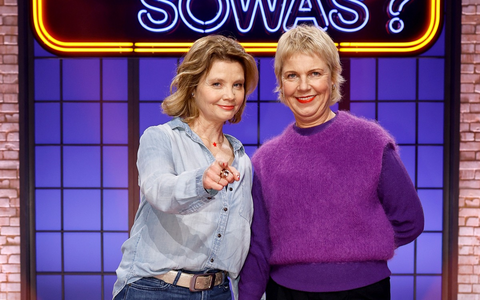 Die Schillerstraße im Rateduell: Annette Frier und Cordula Stratmann bei Wer weiß denn sowas? - Das Wissensquiz vom 20. bis 24. Januar 2025, um 18:00 Uhr im Ersten - Foto: presseportal.de