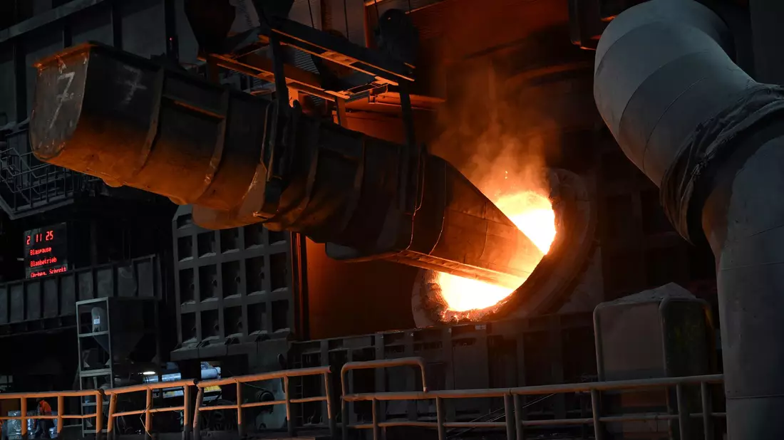 Die Mitglieder der IG Metall bei Thyssenkrupp Steel haben mit großer Mehrheit für einen Sanierungstarifvertrag gestimmt. Er sieht auch massive Lohnkürzungen vor. (Archivbild)  - Bild: Federico Gambarini/dpa