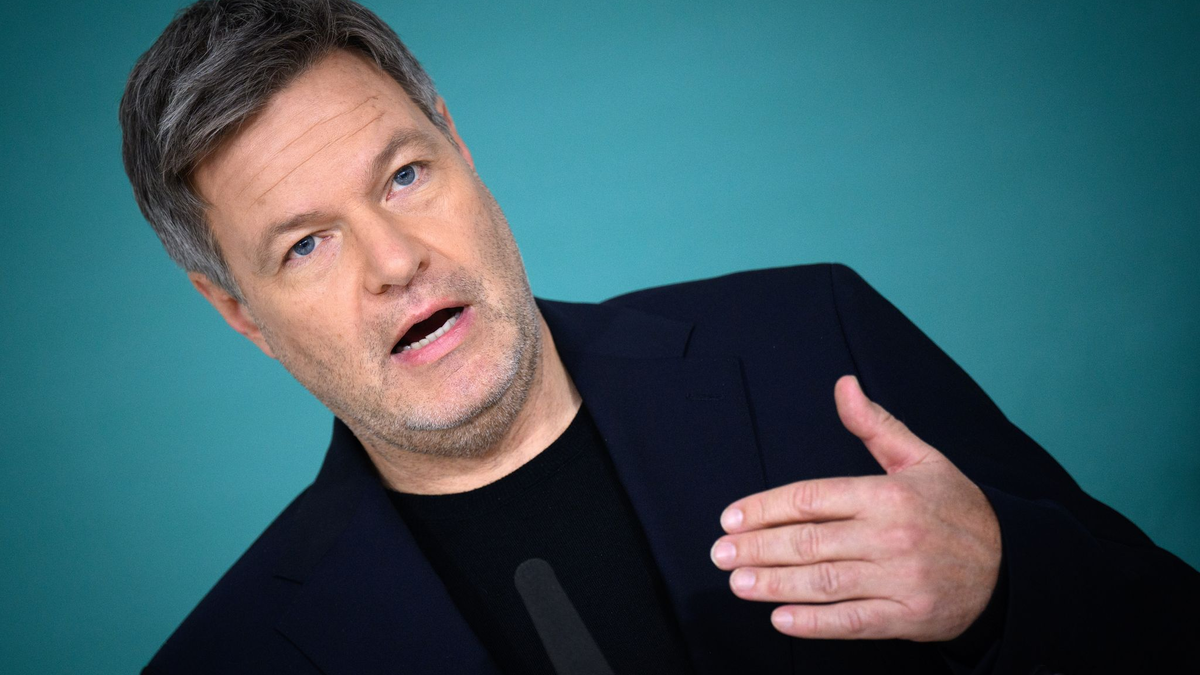 Minister Robert Habeck am Dienstag in Berlin - vor dem Auftritt bei Twitch. - Foto: Bernd von Jutrczenka/dpa