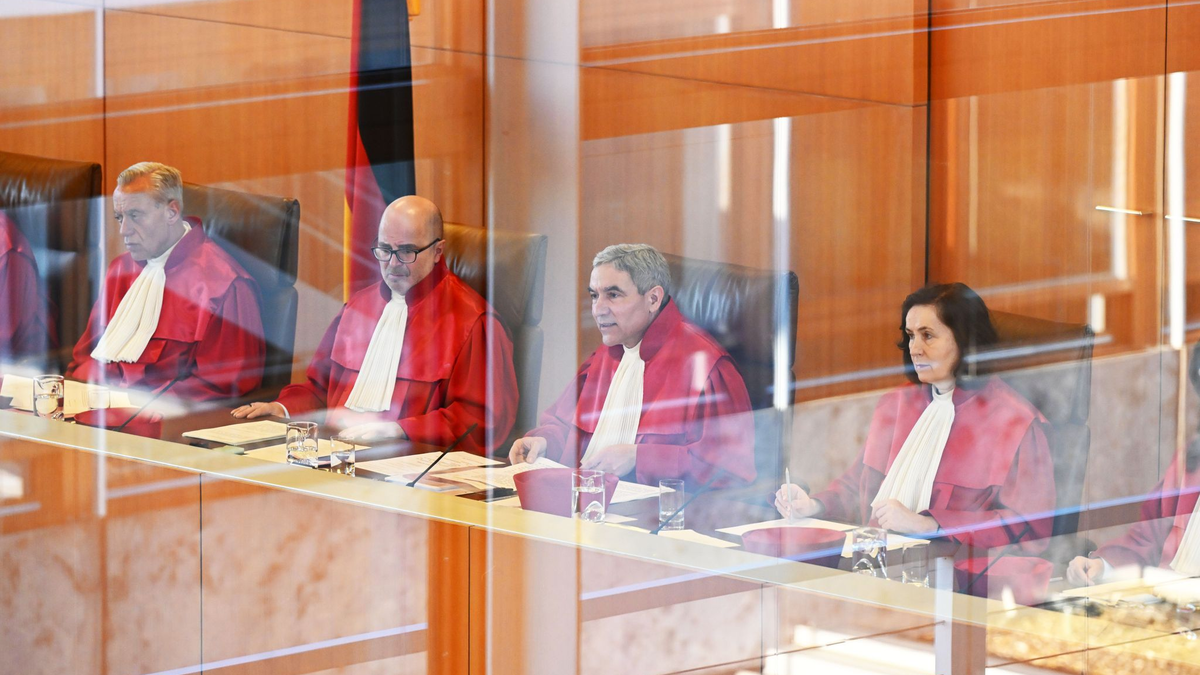 Der Karlsruher Senat hatte im vergangenen April im Streit um die Polizeikosten im Fußball verhandelt. - Foto: Uli Deck/dpa