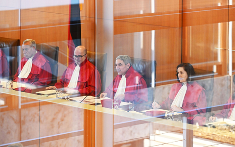 Der Karlsruher Senat hatte im vergangenen April im Streit um die Polizeikosten im Fußball verhandelt. - Foto: Uli Deck/dpa