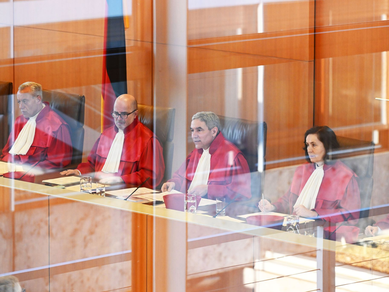 Der Karlsruher Senat hatte im vergangenen April im Streit um die Polizeikosten im Fußball verhandelt. - Foto: Uli Deck/dpa