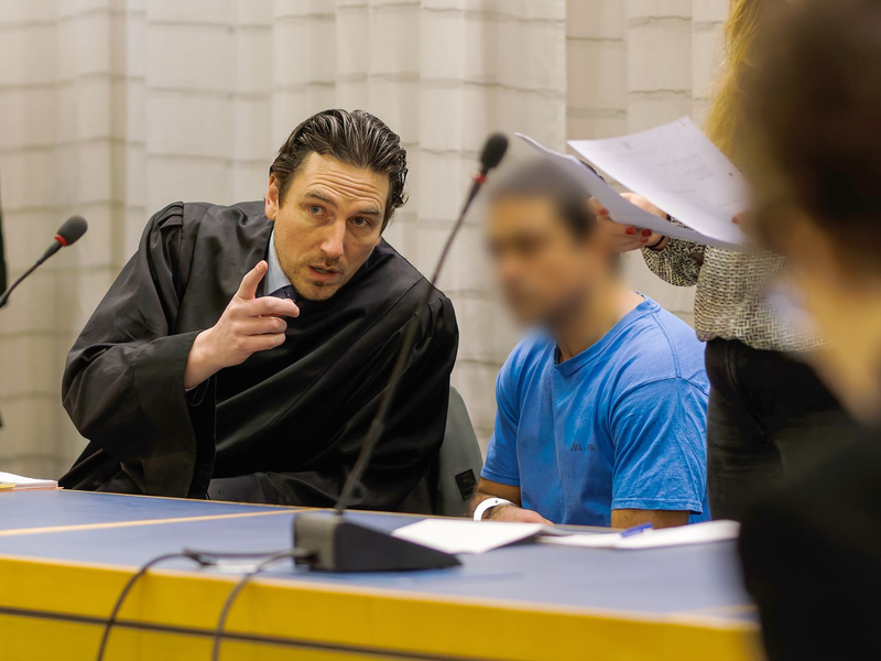 Angeklagter reagiert vor Gericht auf Vorwürfe.  - Foto: Philipp von Ditfurth/dpa