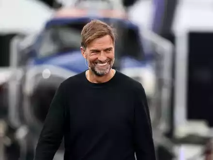 Vorbei am Hubschrauber und Formel-1-Wagen - das ist die neue Welt von Klopp - Foto: Jan Woitas/dpa