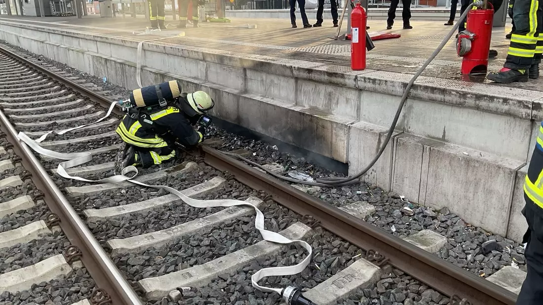 FW-DO: Brennender Unrat sorgt für großes Feuerwehraufgebot am Hauptbahnhof - Bild: presseportal.de