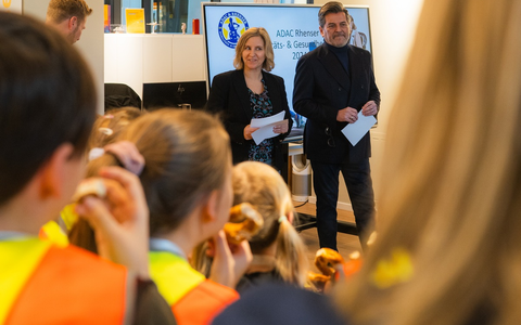 ADAC Rhenser-Mobilitäts- & Gesundheitspreis 2024: Thomas Anders und Katrin Eder zeichnen rheinland-pfälzische Grundschulen aus - Foto: presseportal.de