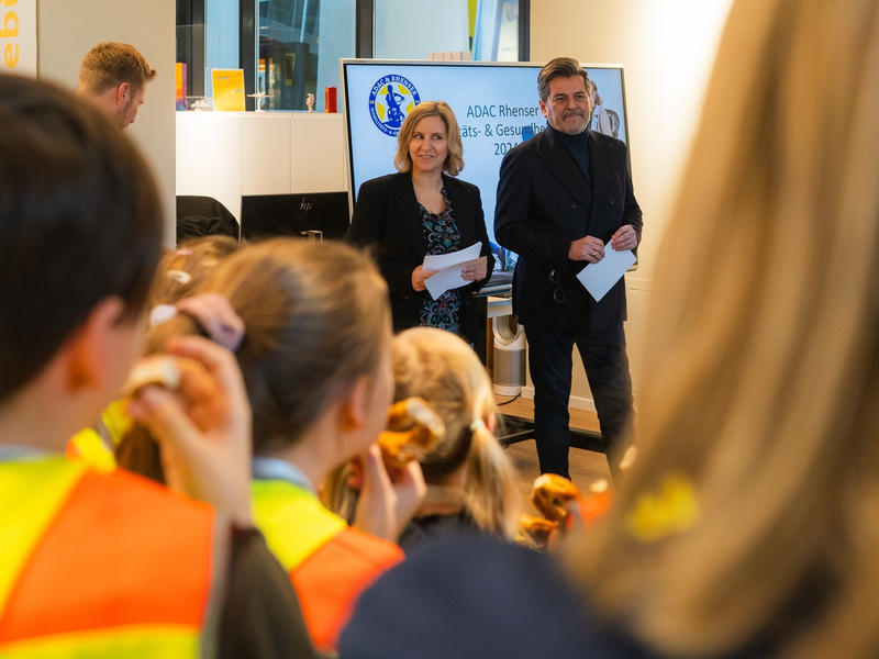 ADAC Rhenser-Mobilitäts- & Gesundheitspreis 2024: Thomas Anders und Katrin Eder zeichnen rheinland-pfälzische Grundschulen aus - Foto: presseportal.de