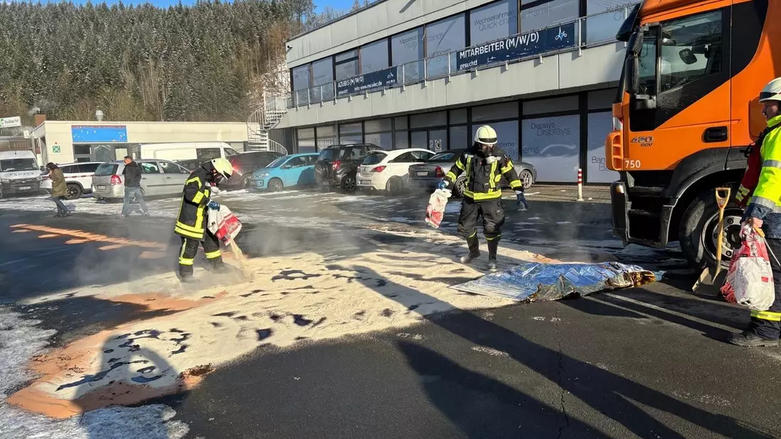 FW-OE: Auslaufende Betriebsstoffe in Lennestadt-Altenhundem - Bild: presseportal.de