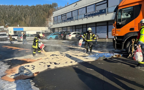 FW-OE: Auslaufende Betriebsstoffe in Lennestadt-Altenhundem - Foto: presseportal.de