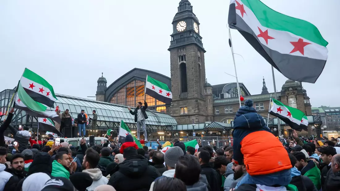 Den Sturz des syrischen Machthabers, Baschar al-Assad, feierten Syrerinnen und Syrer auch in Deutschland. - Bild: Bodo Marks/dpa
