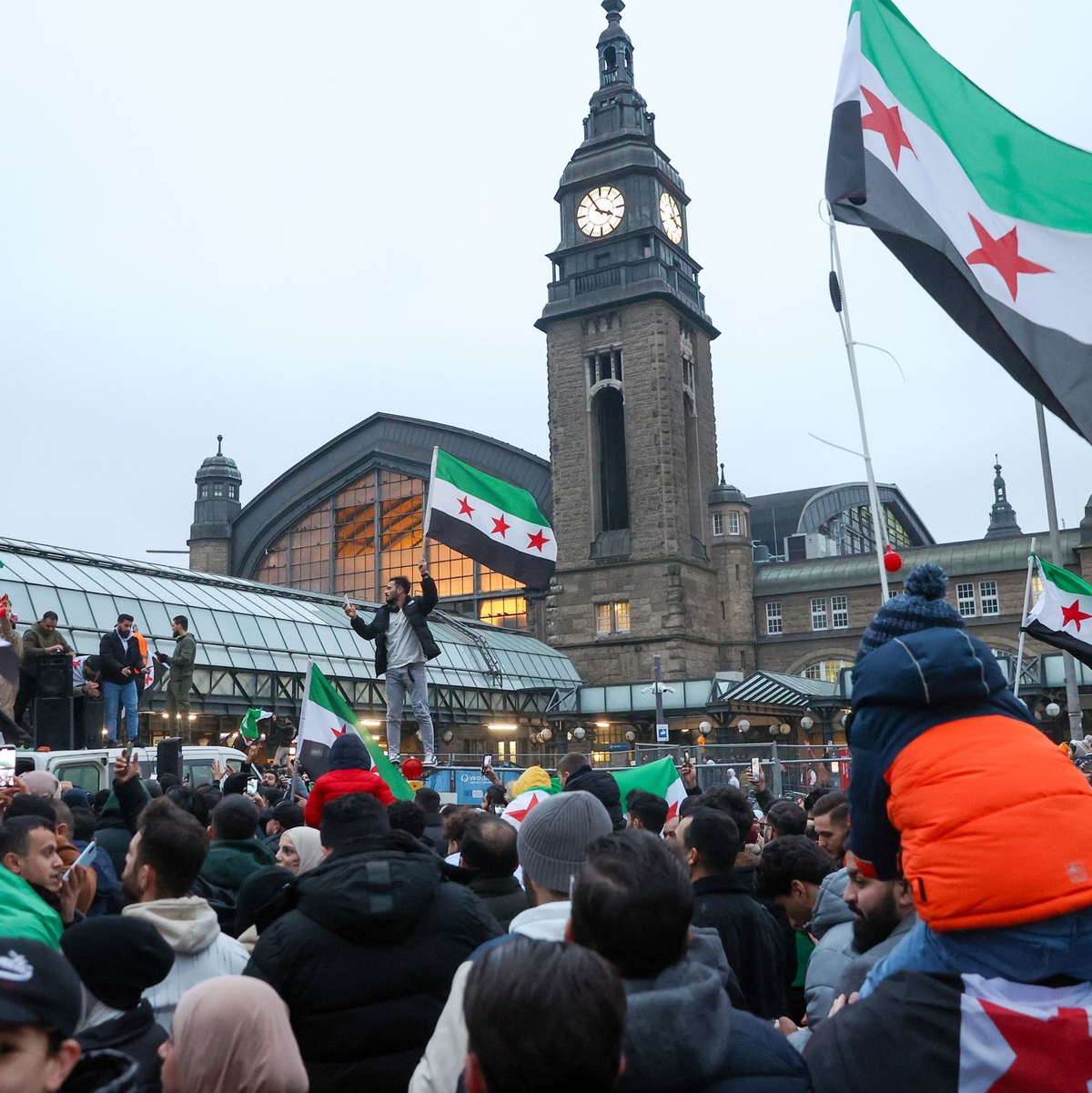 Im Dezember feierten syrische Flüchtlinge in mehreren deutschen Städten den Sturz von Syriens Langzeitmachthaber, Baschar al-Assad. (Archivbild) - Foto: Bodo Marks/dpa