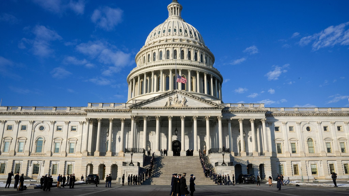 Mitglieder des Militärs marschieren während einer Probe für die bevorstehende Amtseinführung des designierten US-Präsidenten Trump vor dem US-Kapitol. - Foto: Jon Elswick/AP/dpa