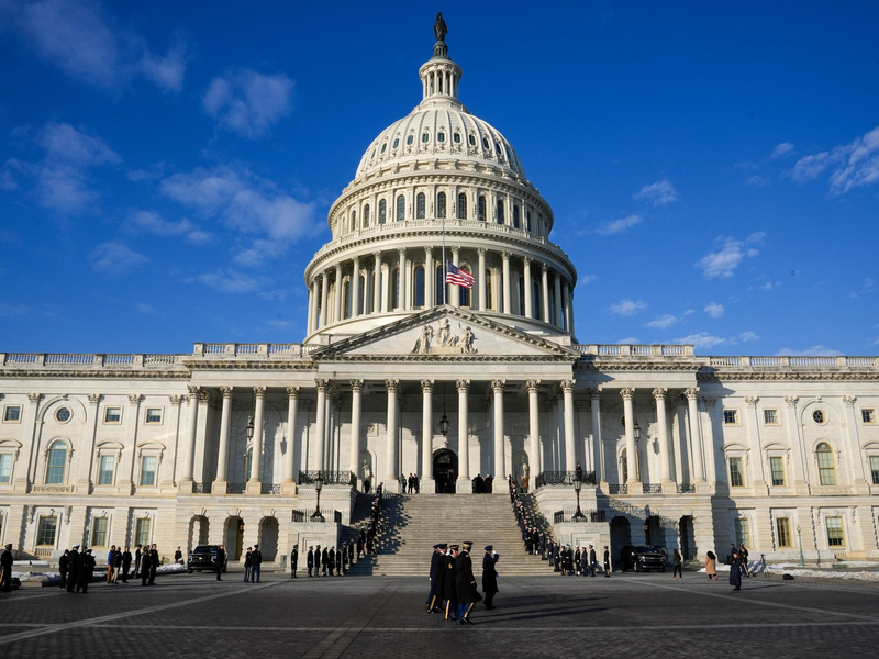 Mitglieder des Militärs marschieren während einer Probe für die bevorstehende Amtseinführung des designierten US-Präsidenten Trump vor dem US-Kapitol. - Foto: Jon Elswick/AP/dpa