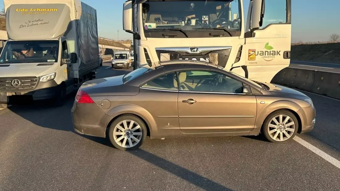 POL-PDLD: Unfall zwischen Lkw und Pkw - Bild: presseportal.de