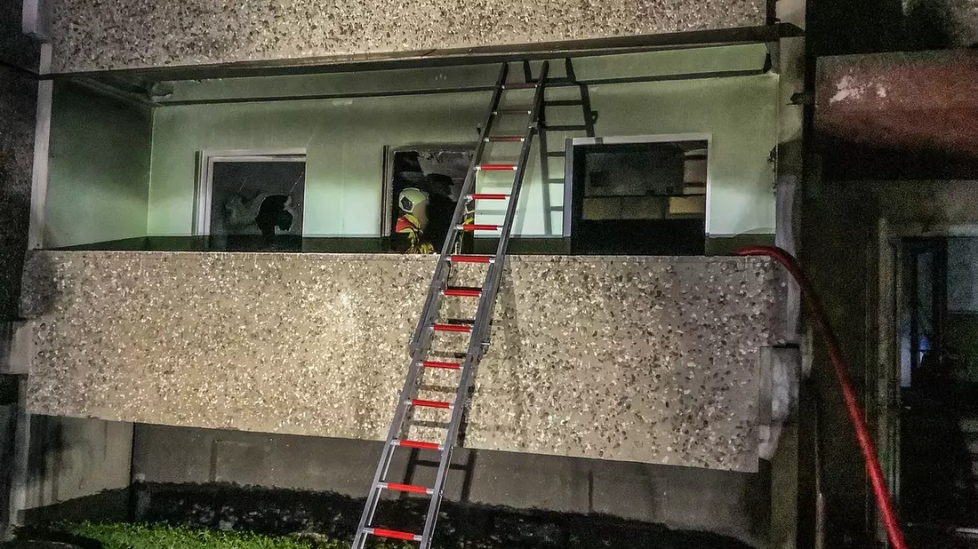 FW Dresden: Wohnungsbrand in Plattenbau: Mehrere Verletzte, darunter zwei Feuerwehrleute - Bild: presseportal.de
